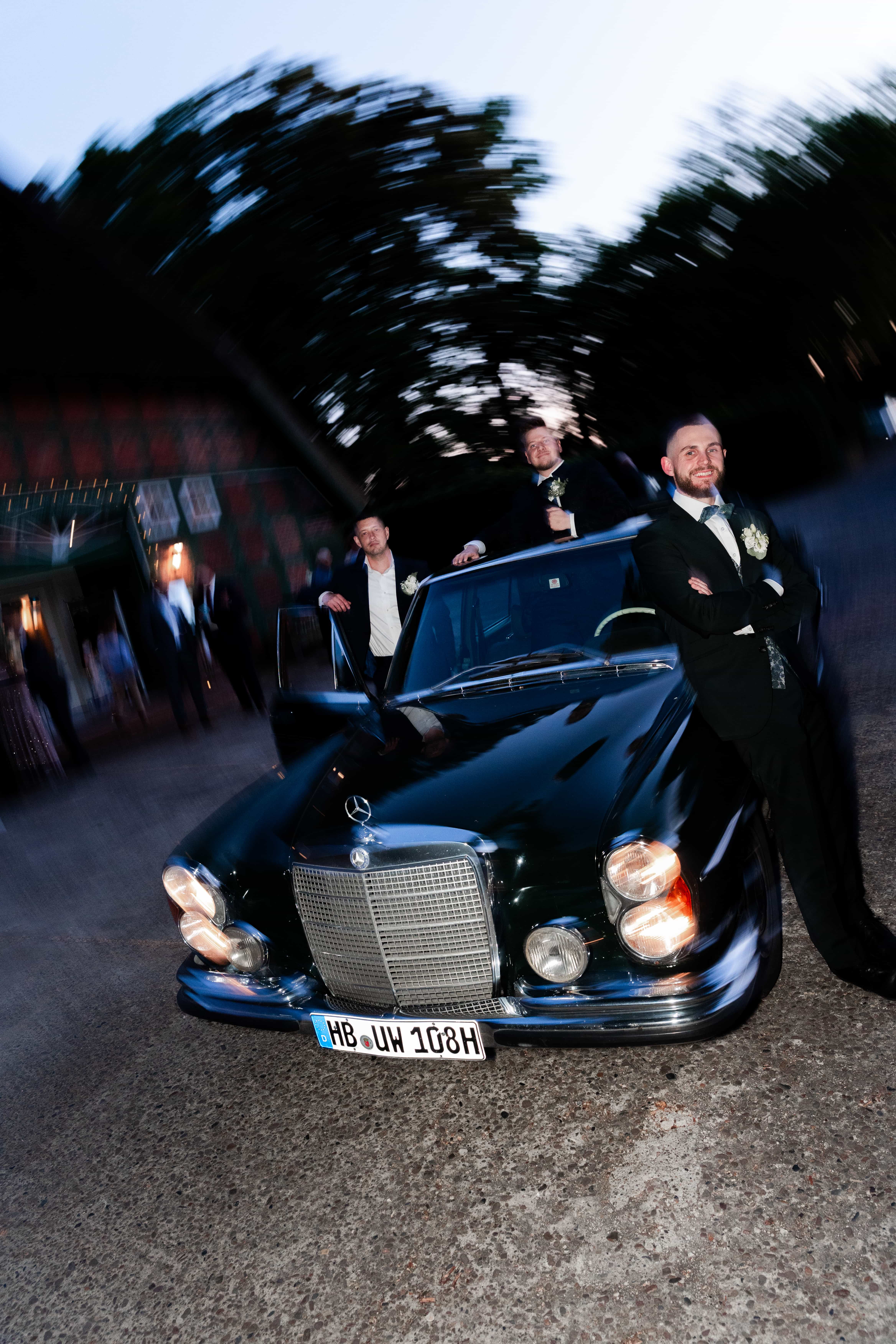 Hochzeitsfotograf Marie & David – Hochzeitsgesellschaft im Freien
